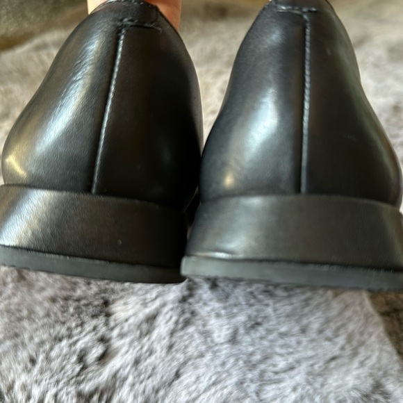 Clarks Black with gold hardware Leather Loafers size 8 - Picture 7 of 8